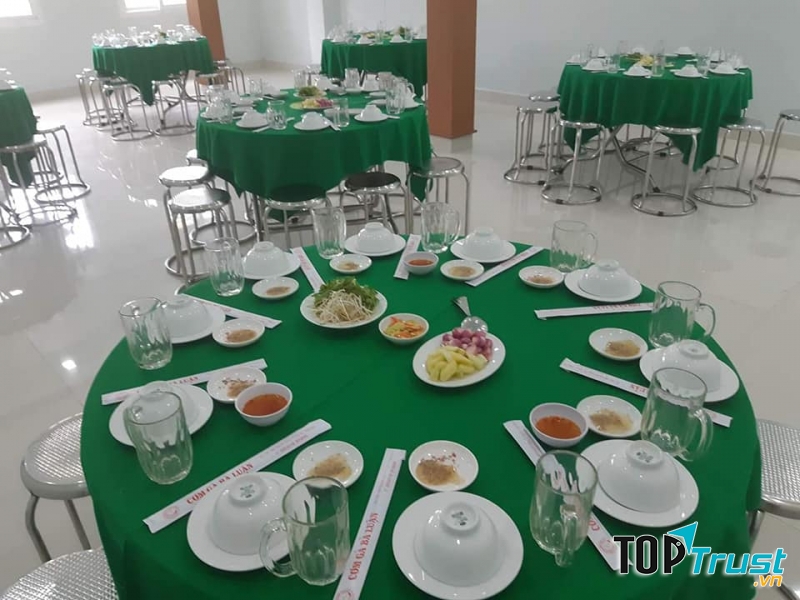 Không gian quán cơm gà Bà Luận