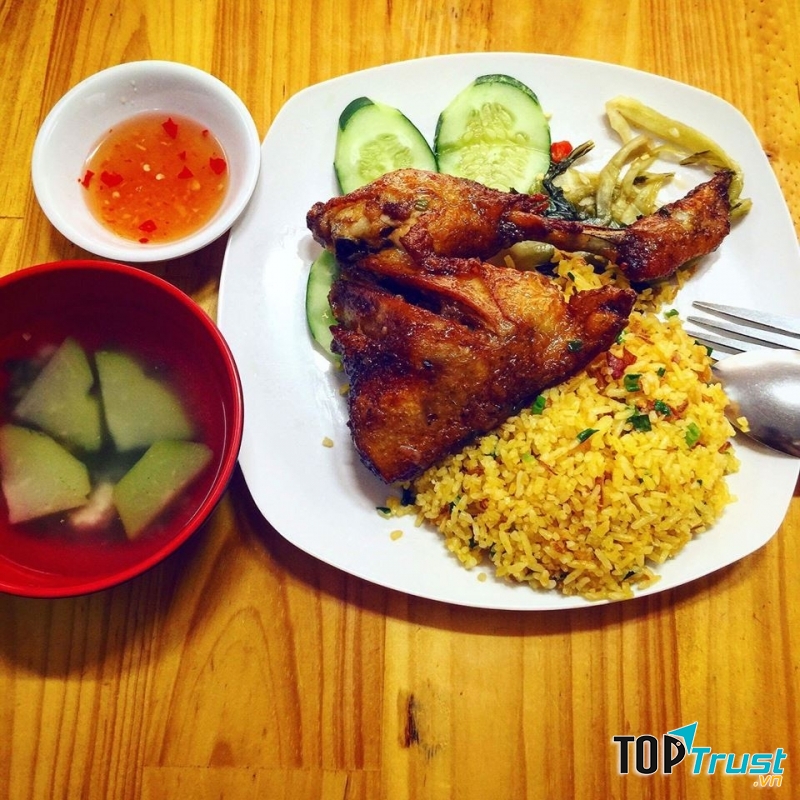 Cơm gà chiên mắm được coi như món must try của quán