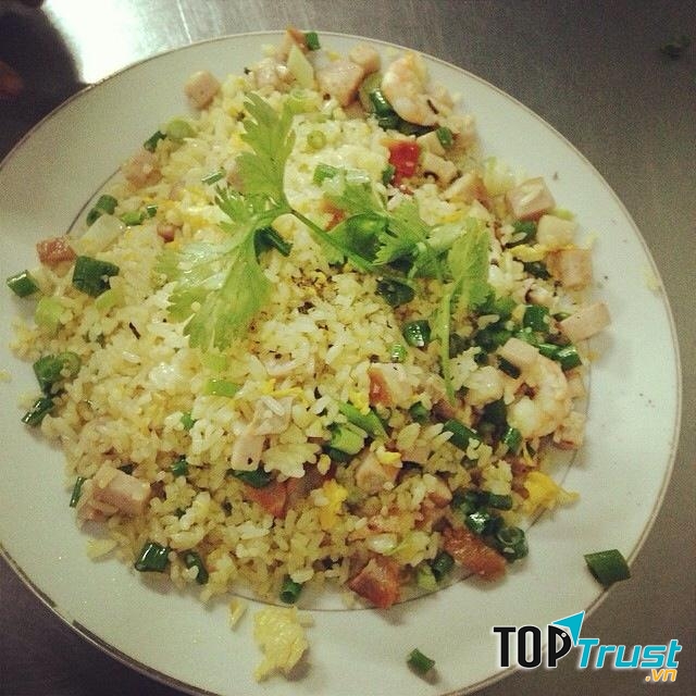 Cơm gà Bùi A Sơn ăn kèm với dưa cải chua chua ngọt ngọt