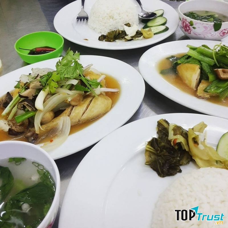 Cơm gà hấp cải xanh.