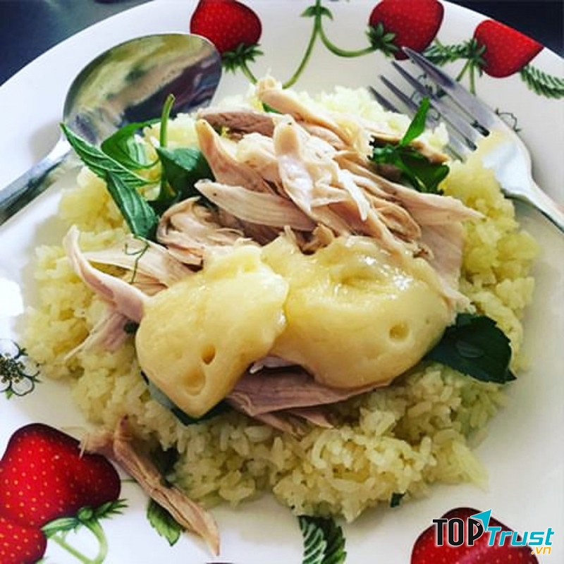 Cơm gà Hà nổi tiếng với thịt gà thơm, dai