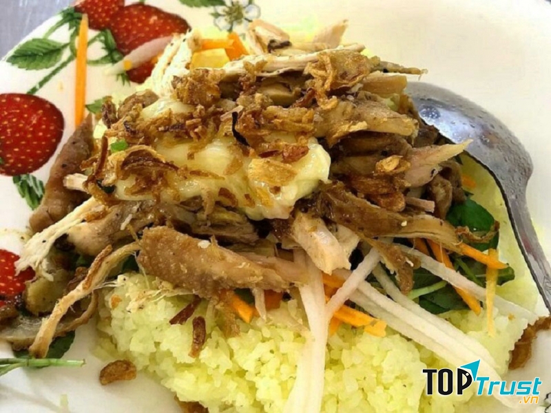 Cơm gà trộn là thực đơn chính của quán