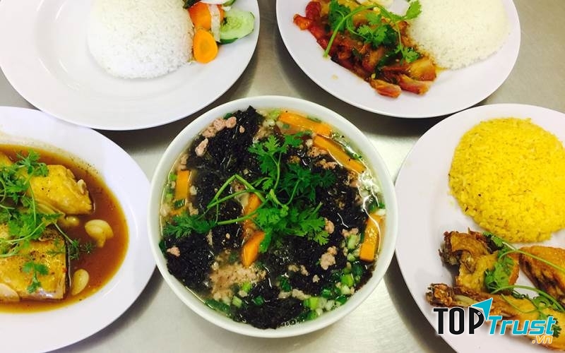 Một số món ăn níu chân thực khách của Hùng Ký.