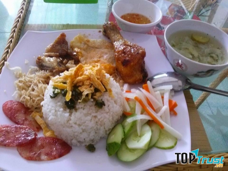 Một phần cơm khoảng 20.000đ nhưng rất nhiều đồ ăn.