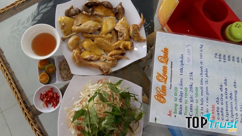 Buổi tối quán có bán thêm cháo gà.