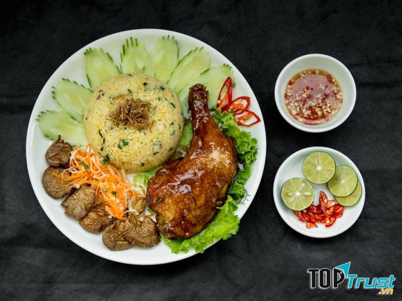 Cơm gà sốt nấm nguyên đùi