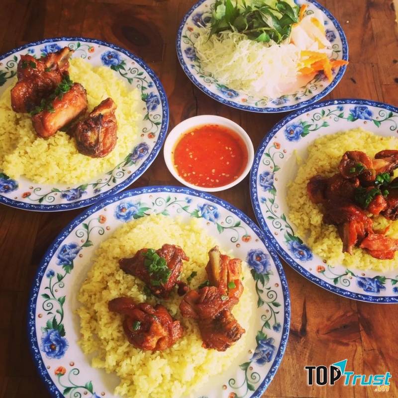 Cơm sườn nướng chỉ với giá 25.000đ/đĩa