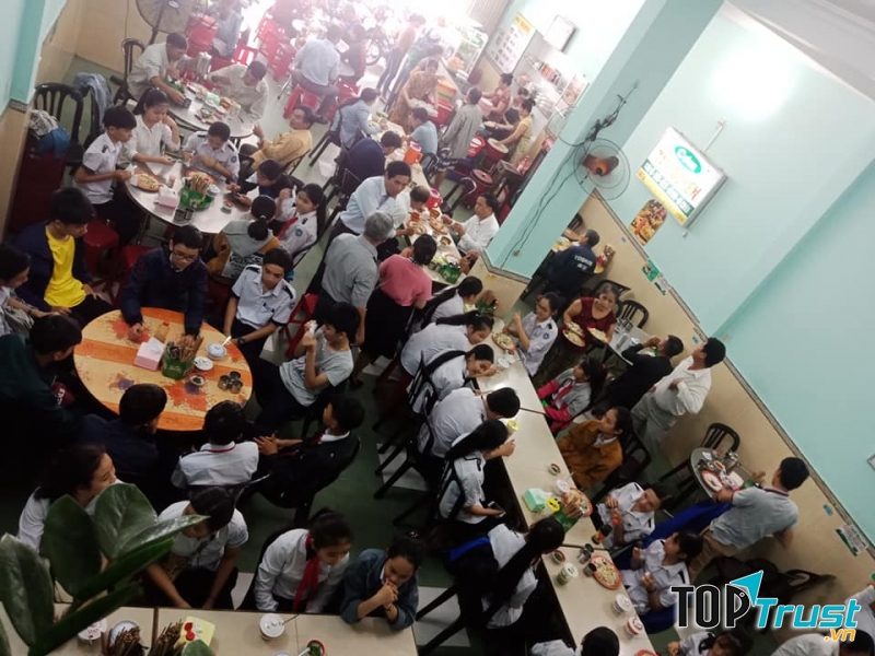 Thực khách tại cơm gà Tam Duyên