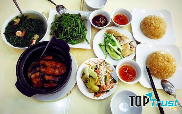 Bàn ăn với các món tiêu biểu tại quán cơm gà Thượng Hải ngon trứ danh