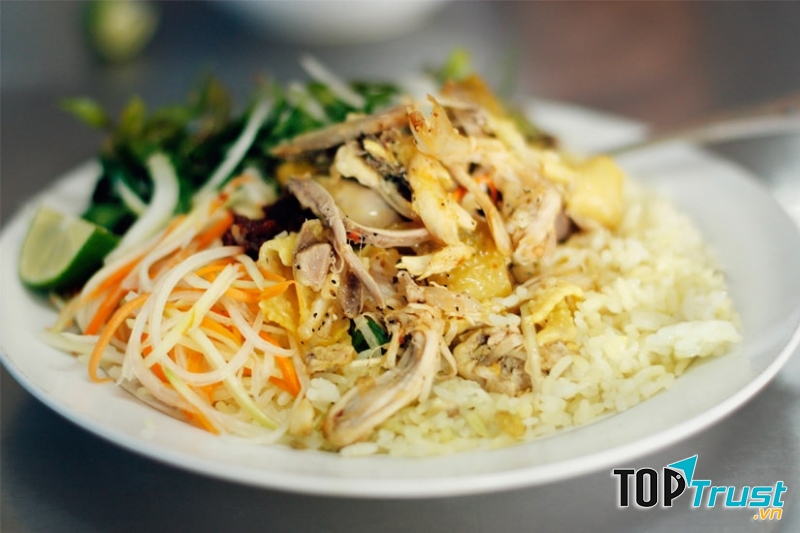Cơm gà xé phay ăn kèm thêm mắm ớt là ngon hết xảy