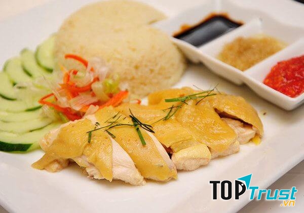 Gà ở đây được lựa chọn kĩ lưỡng, ﻿những con gà đang khỏe và được nuôi tại nhà sẽ là ưu tiên hàng đầu