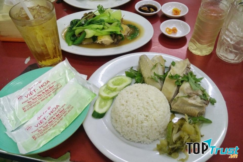 Một số món cơm gà của quán.