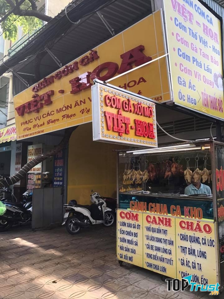 Quán rộng rãi, thoáng mát.