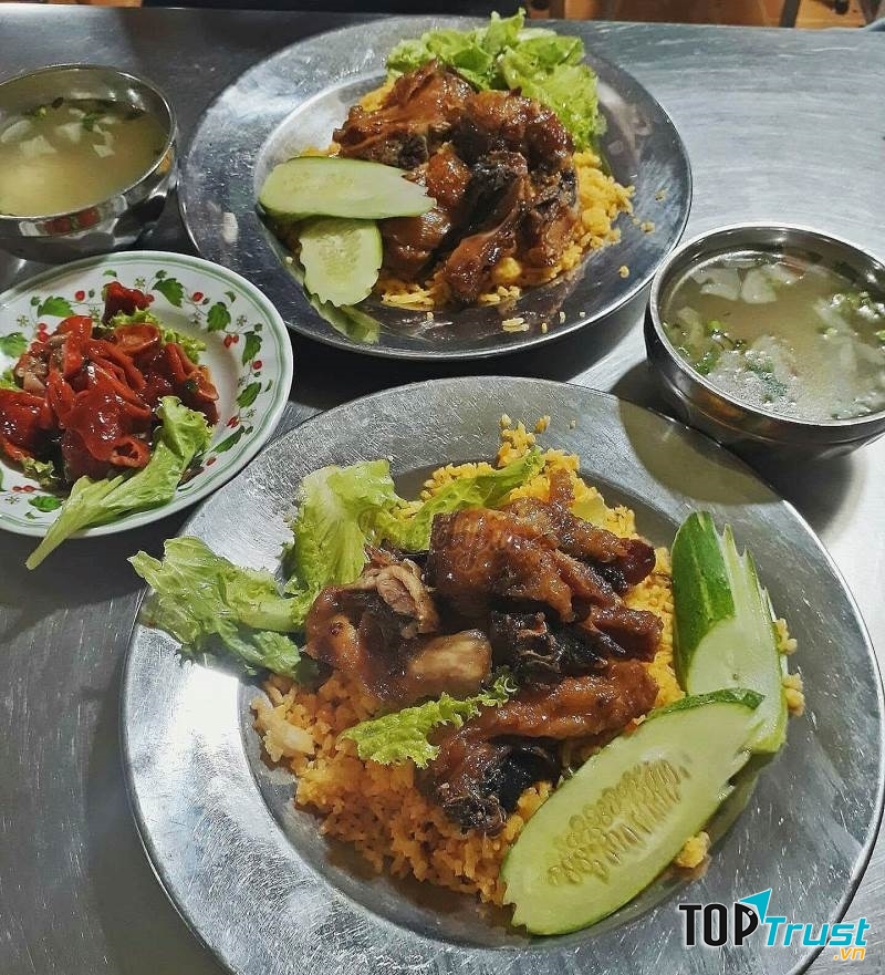 Những dĩa cơm gà xối mỡ hấp dẫn người ăn.