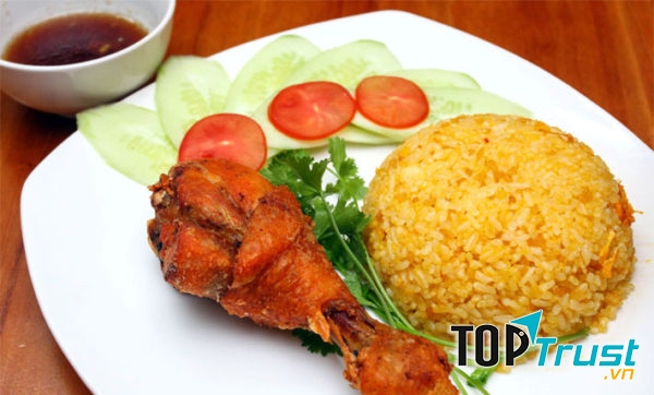 cơm gà xối mỡ ở Trần Hưng Đạo