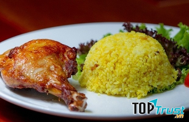 cơm gà xối mỡ ở Trần Hưng Đạo