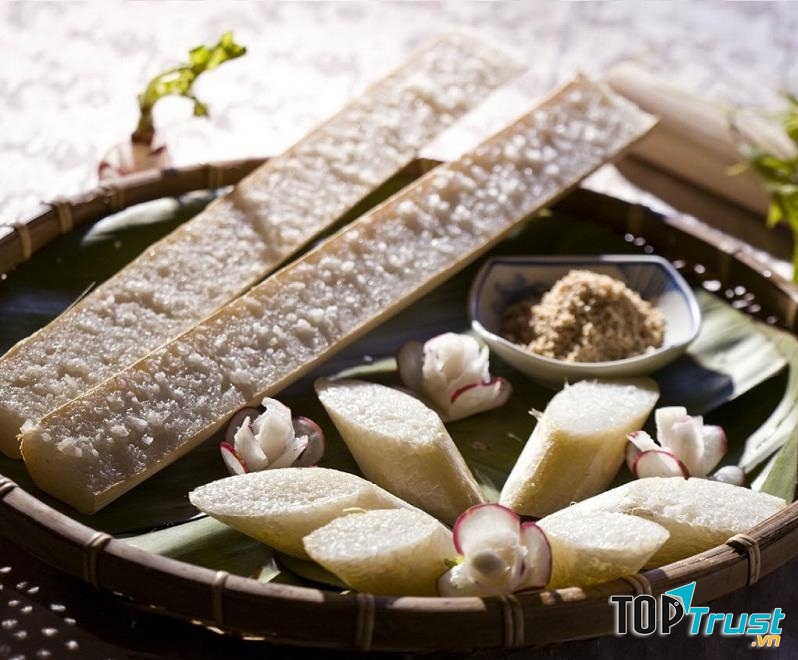 Cơm lam được nấu từ gạo nếp ngon, thường là thứ gạo thu hoạch vào khoảng tháng 9, tháng 10.