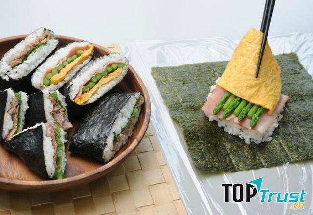 Món ăn được nắm chắc lại và thường được gói trong rong biển nori.