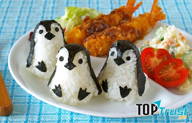 Cơm nắm onigiri là một món ăn cầm tay phổ biến và rẻ tiền, có bán nhiều tại cửa hàng tiện lợi.