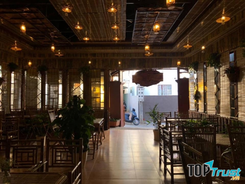 Không gian bên trong quán sạch sẽ, ấm cúng