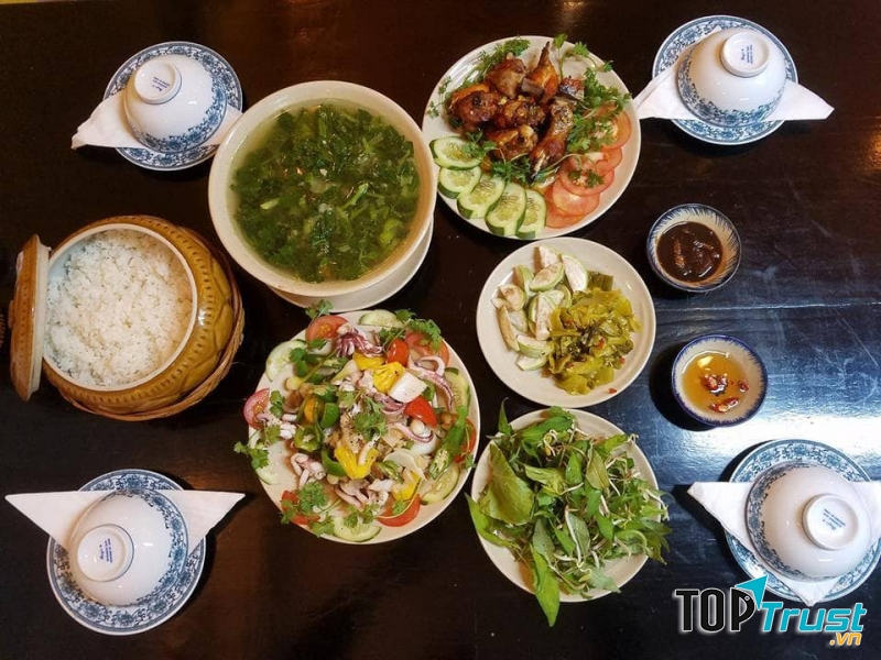 Thực đơn đa dạng của quán cơm niêu Cá Bống