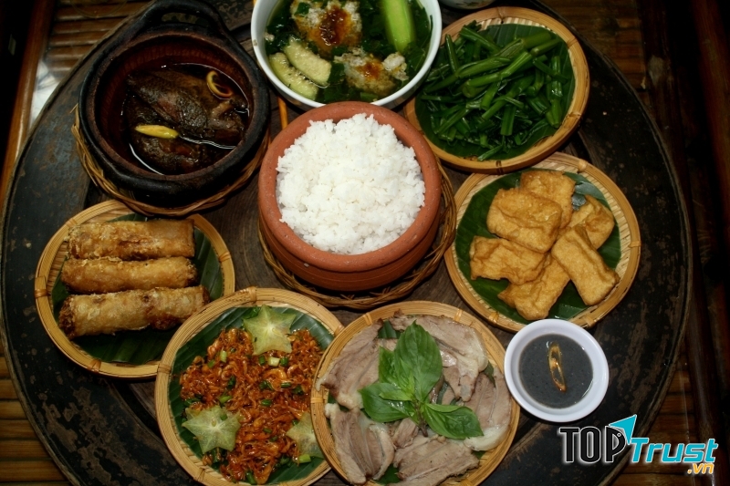 Cơm niêu tại Cơm Kombo