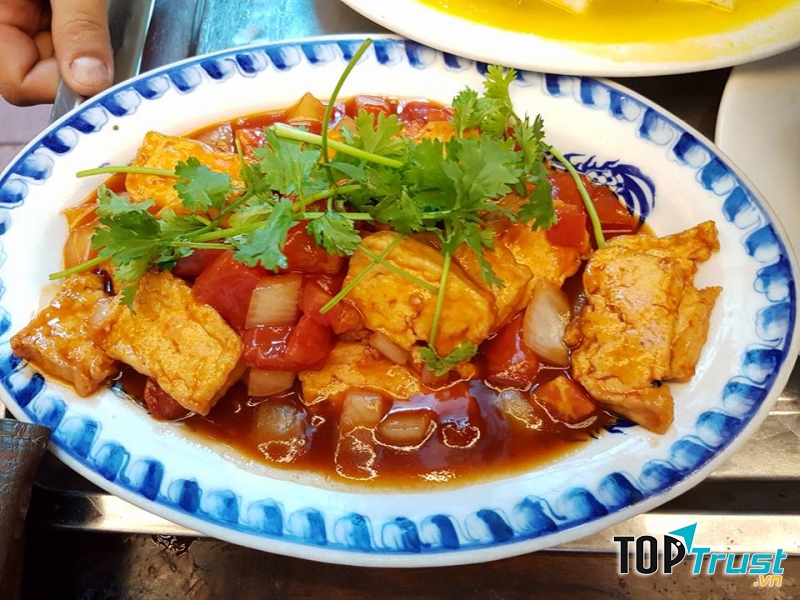 Cơm niêu Lửa Việt là một trong những quán cơm Niêu được nhiều người dân biết đến và ủng hộ tại thành phố Huế