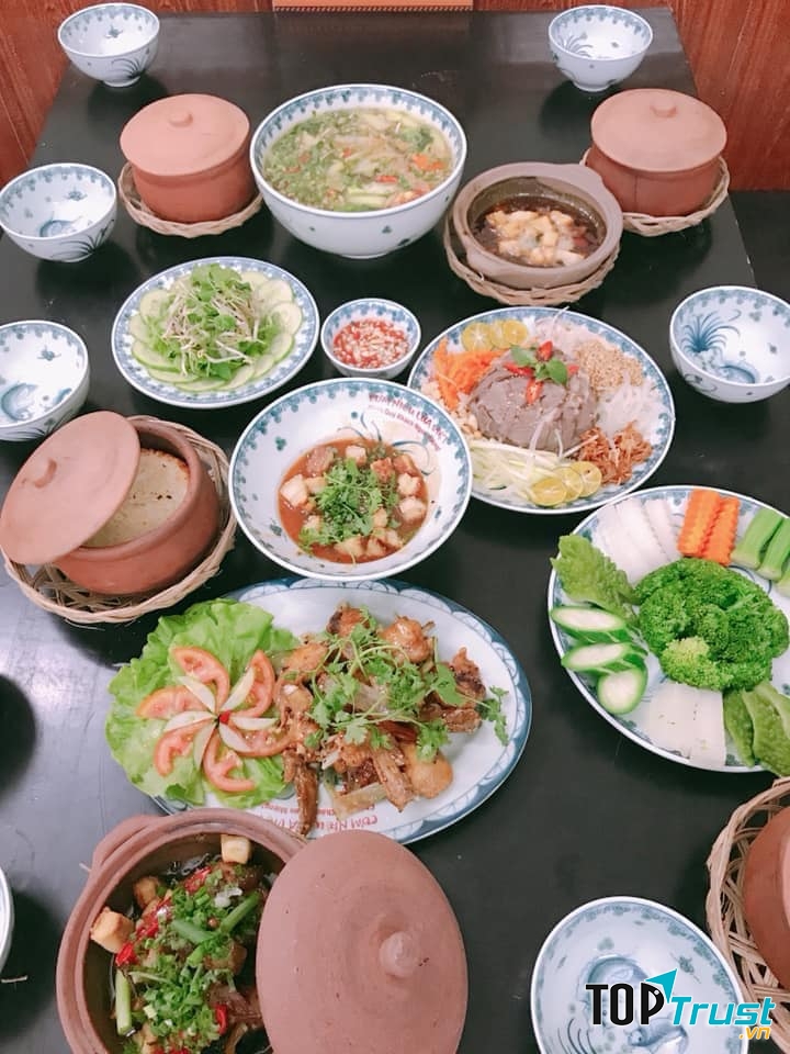 Mâm cơm đặc sắc tại Cơm niêu Lửa Việt