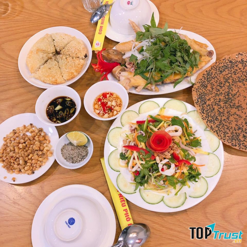 Menu món ăn tại Cơm Niêu Phố Hội rất phong phú, với các món Việt đặc trưng, ấn tượng