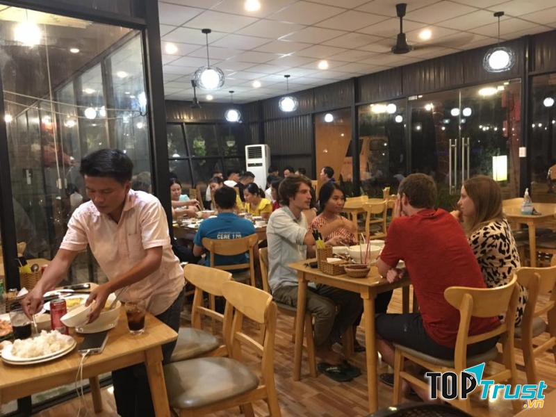 Với không gian rất rộng rãi và sang trọng, nhân viên nhiệt tình, chu đáo. Cơm Niêu Phố Hội luôn nhận được sự hài lòng tuyệt đối từ thực khách