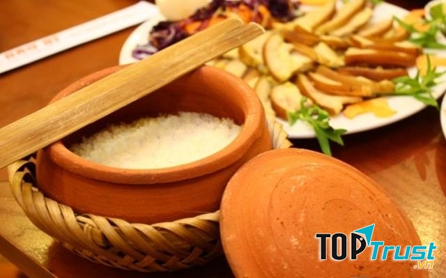 Cơm niêu Tố Uyên