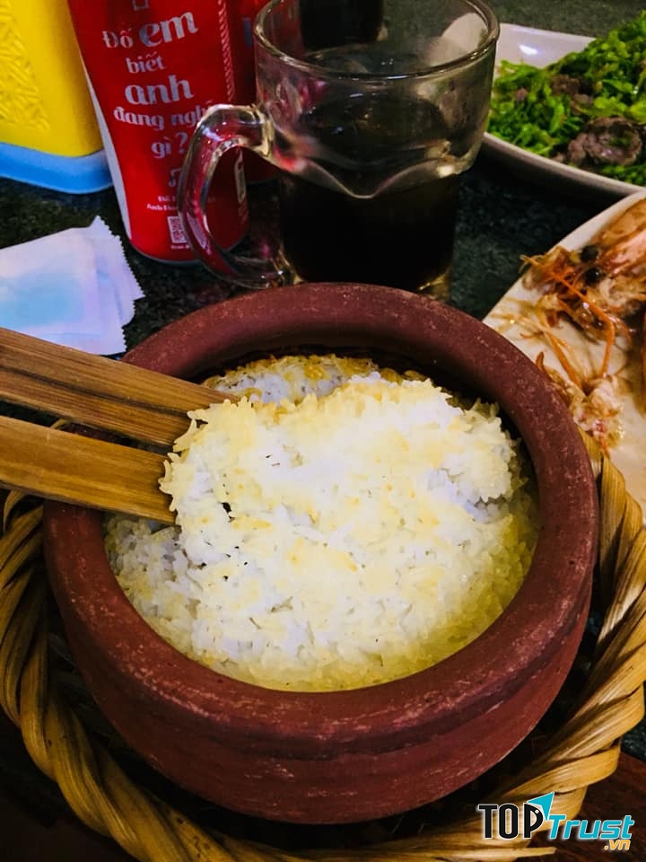 Cơm niêu Tố Uyên