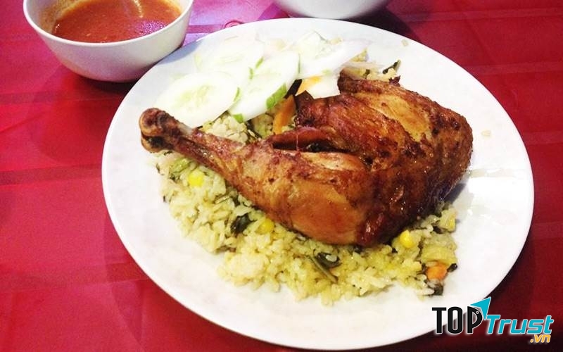 Một phần cơm rang đùi gà của quán.