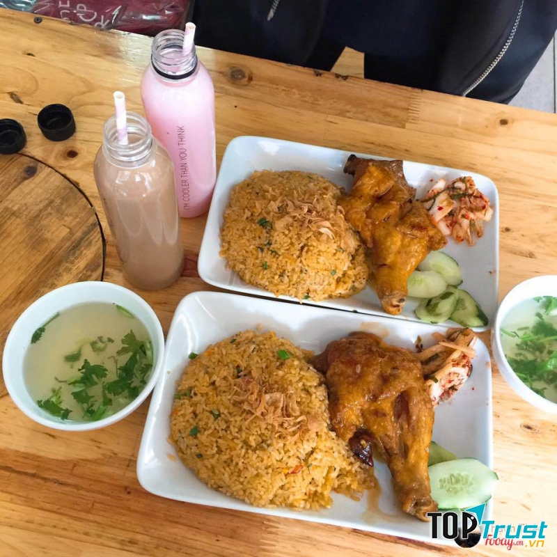 Cơm rang Gà nguyên đùi