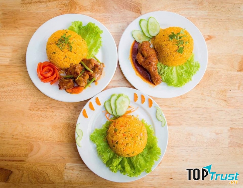 Cơm rang sườn sụn và gà sốt BBQ