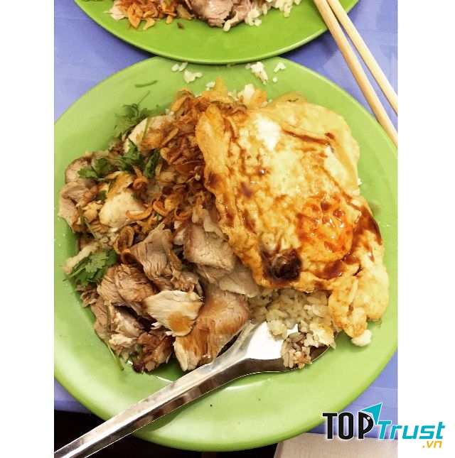Thịt bò tẩm ướp rang cùng cơm rất hợp vị, dưa chua chua ăn kèm ngon dã man