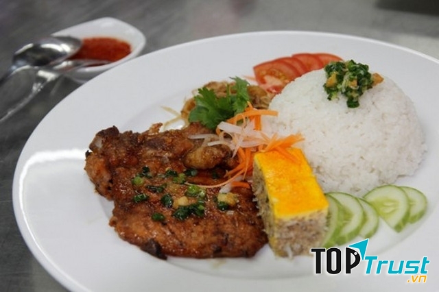 Một dĩa cơm tấm có thể gồm cả sườn, bì, chả, trứng.