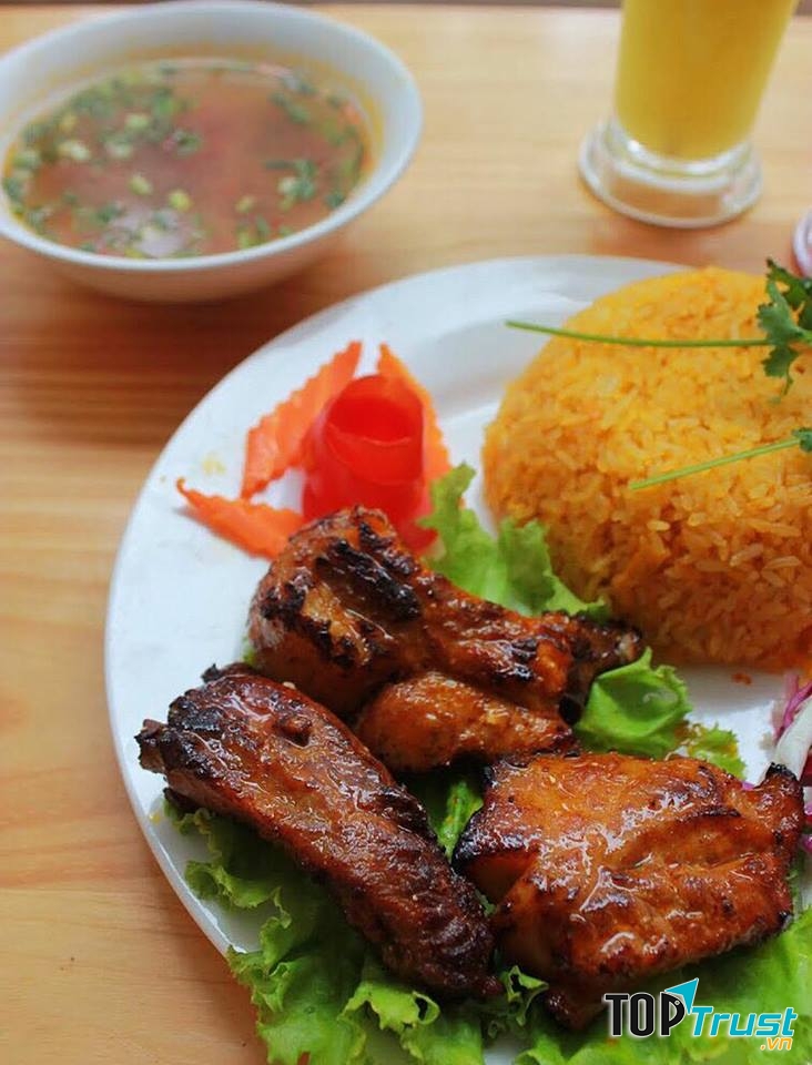 Cơm sườn cũng là món ăn được nhiều người ưa chuộng vì dễ ăn và bổ dưỡng.