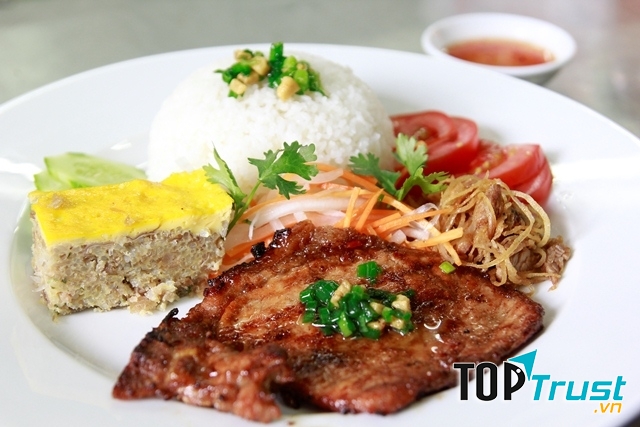 Cơm tấm là món ăn sáng lâu đời của người Sài Gòn.