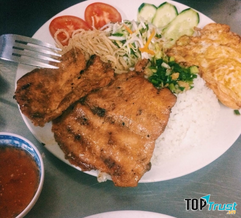 Quán phục vụ miếng thịt nướng khá to và dày, tẩm ướt chuẩn vị.