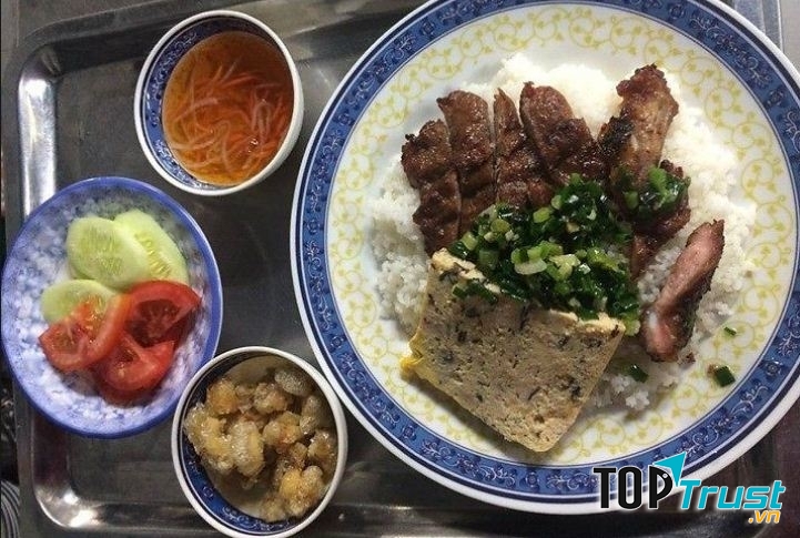 Cơm tấm bà Mười là một quán ăn rất thu hút khách vào ban đêm bởi hương vị đặc trưng của cơm tấm tại quán này.