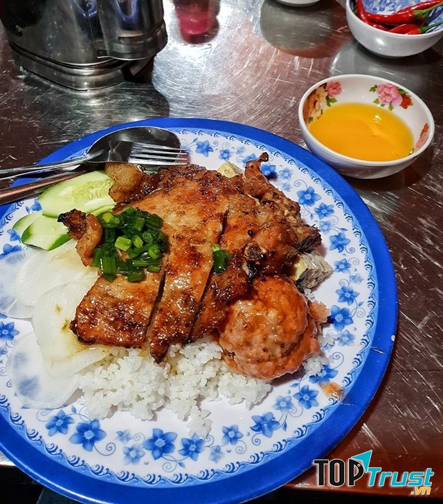 Đĩa cơm tấm sườn nướng là gợi ý hoàn hảo cho buổi chiều tan ca