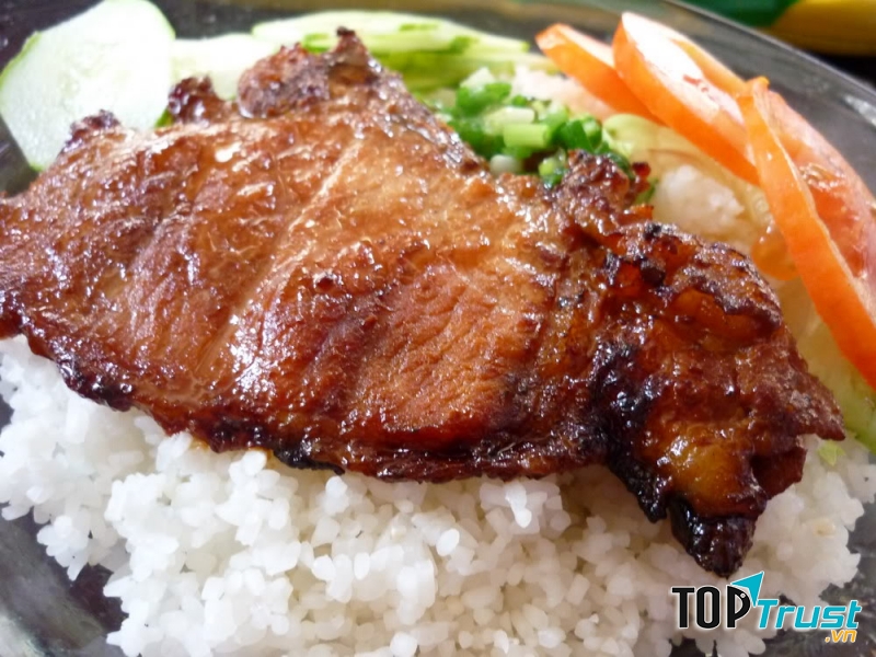 Cơm của quán chủ yếu là cơm sườn nướng, cơm tấm hạt ngon, nấu vừa chín tới, cùng sườn được ướp rất đậm vị