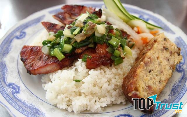 Một phần cơm tấm sườn nướng đầy ắp ăn no căng bụng