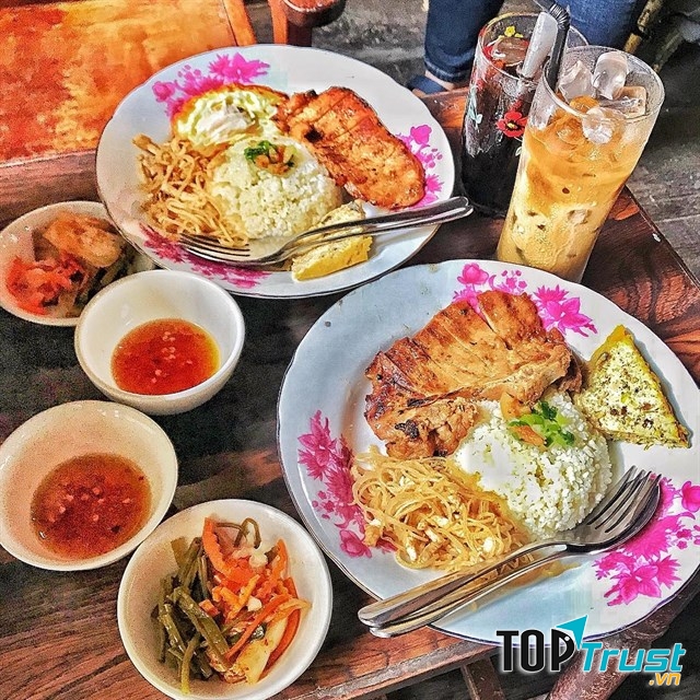 Ăn cơm tấm nhâm nhi cà phê sữa