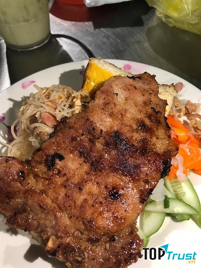 Miếng sườn to đầy ắp đĩa