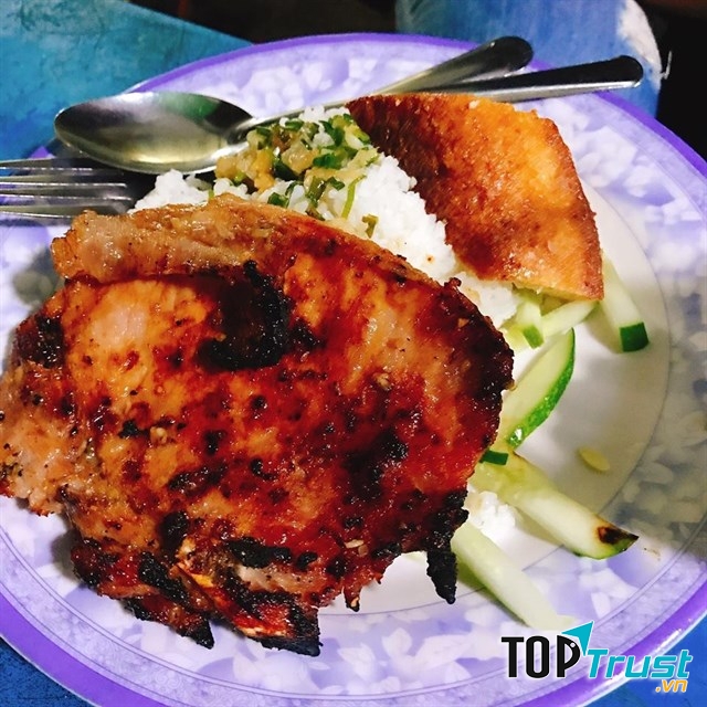 Phải chờ đúng 12h đêm để mua được cơm tấm tại quán