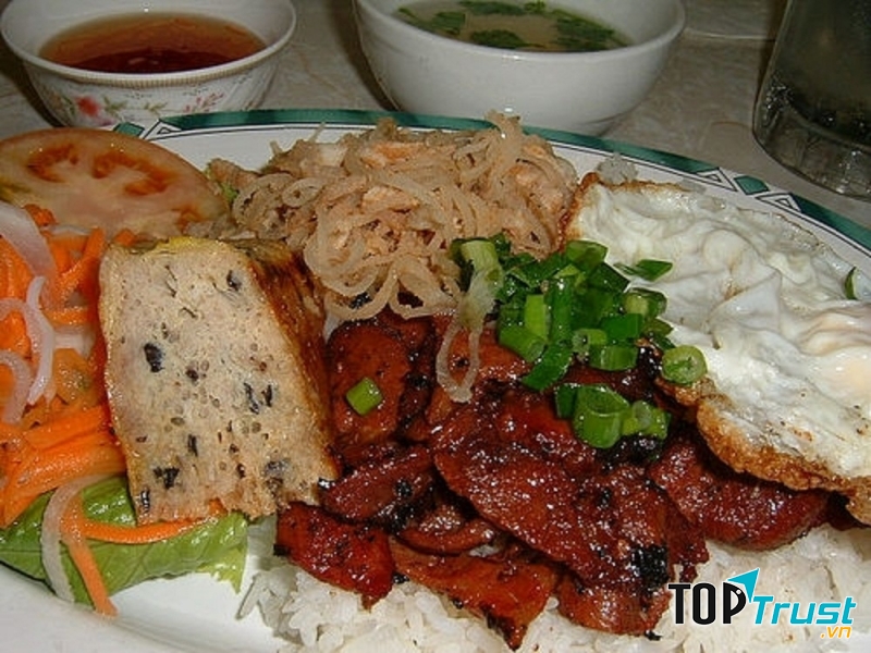 Một suất cơm ở đây với chả thịt như thế này có giá tầm 50.000 VNĐ.