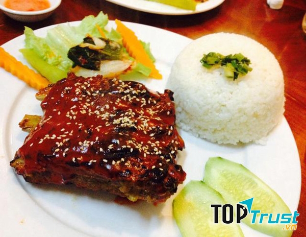 Cơm sườn nướng mật ong (Ảnh minh họa)