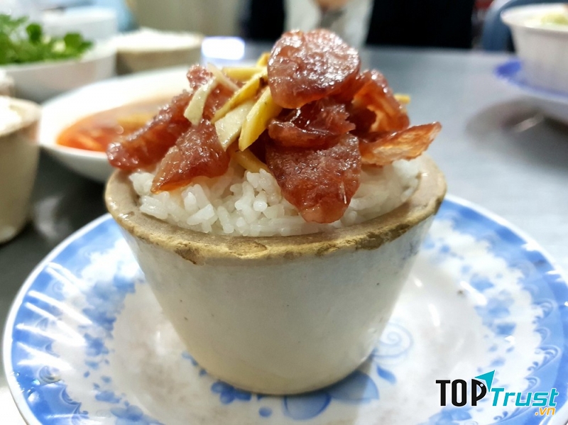 Thố cơm nhỏ nhắn đặc trưng của quán